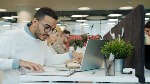 Nome negativado impede conseguir emprego? Conheça seus direitos
